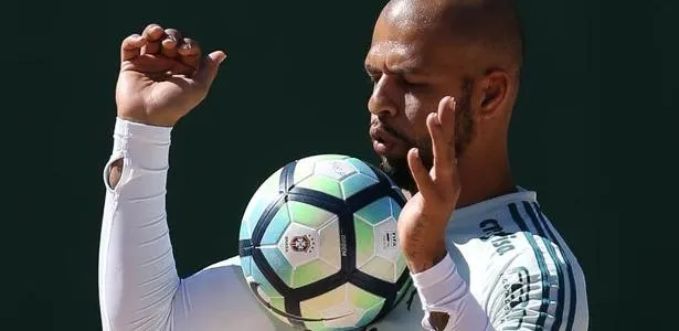 Um dia após anúncio, Cuca faz novo teste com Felipe Melo na zaga