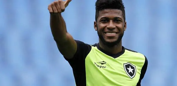 Botafogo recusa 'merreca' por zagueiro e pressiona Palmeiras