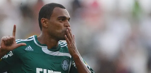 Justiça condena Palmeiras a pagar Denilson em ação por direito de arena