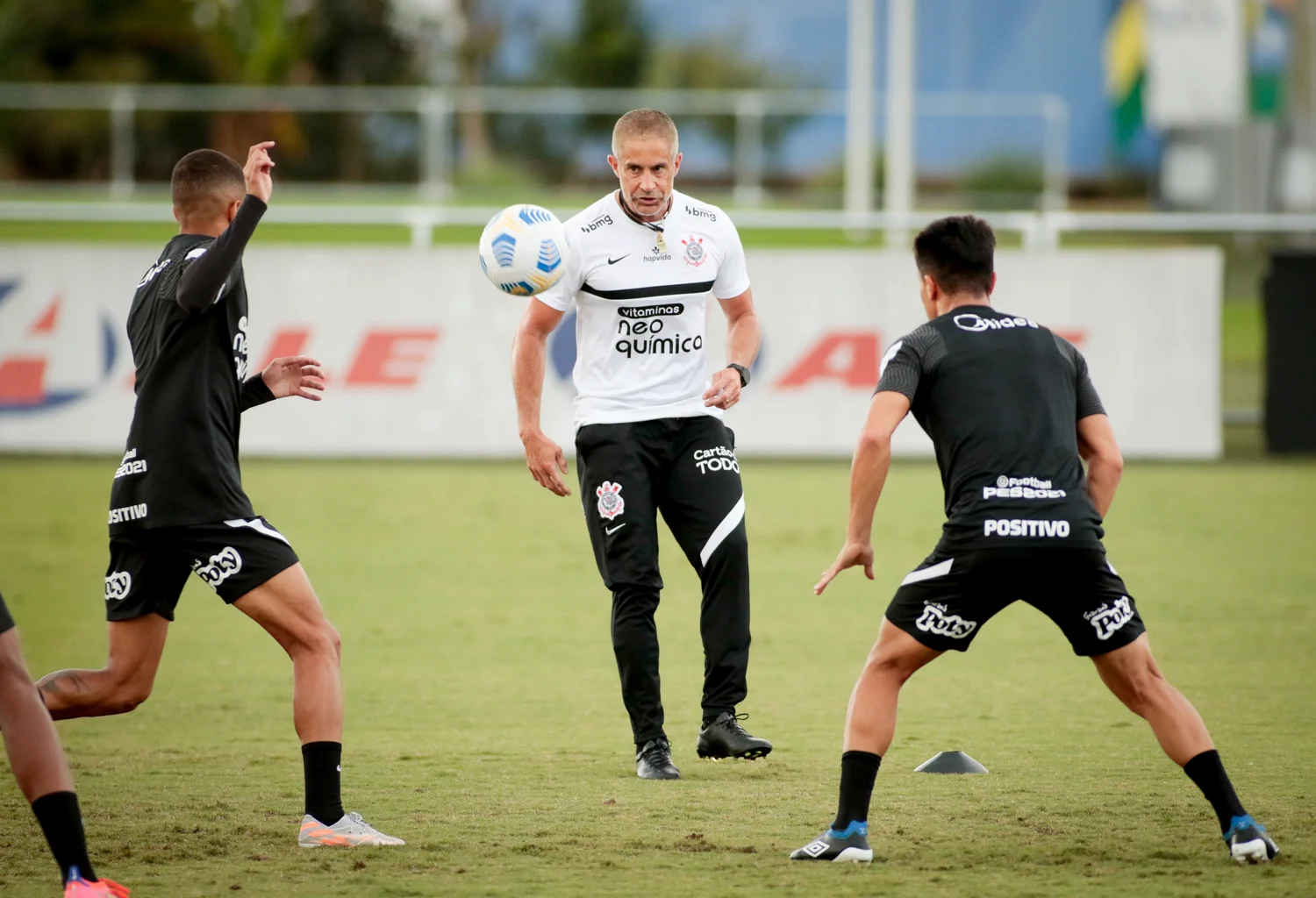 Sylvinho x Crespo, veja como chegam os treinadores para o clássico do Brasileirão