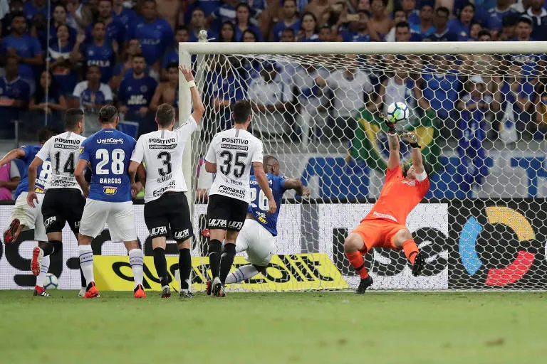 Cássio recebe placa por melhor defesa da Copa do Brasil: “Foi no susto”