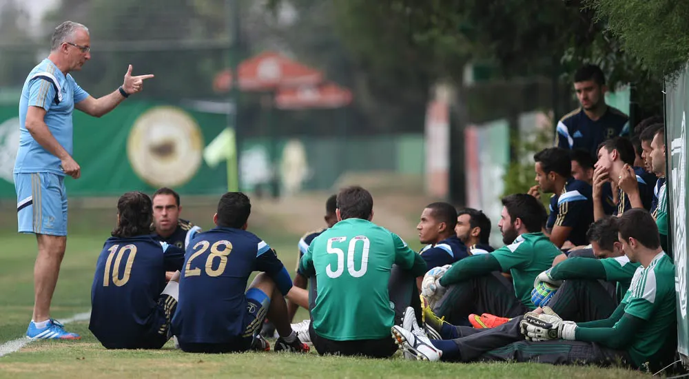 VÍDEO Lateral do Palmeiras revela tema da conversa antes do treino