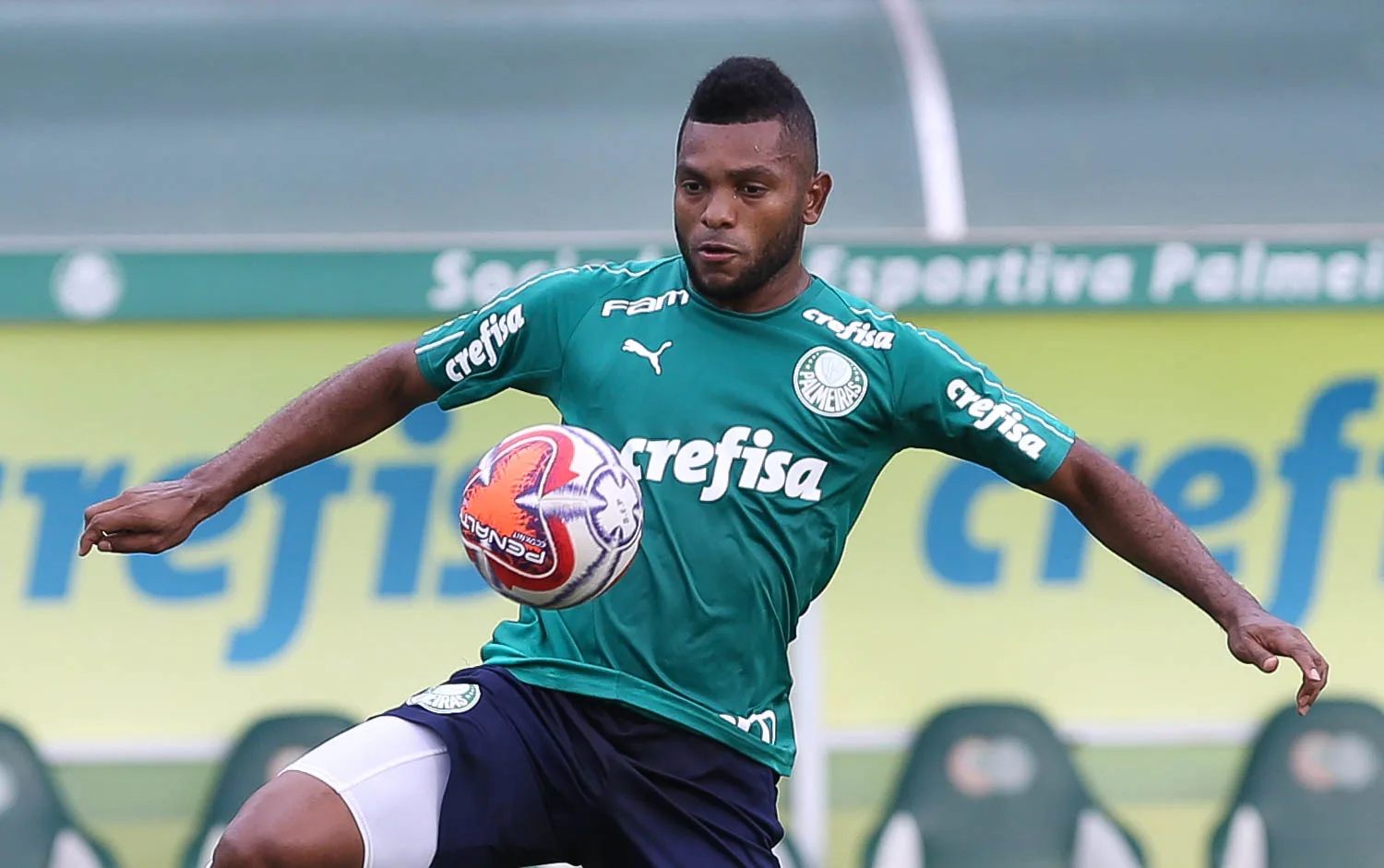 Borja vê concorrência aumentar e tenta igualar melhor série com a camisa do Palmeiras