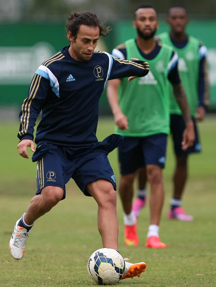 Gareca comanda treino coletivo e realiza testes no time titular