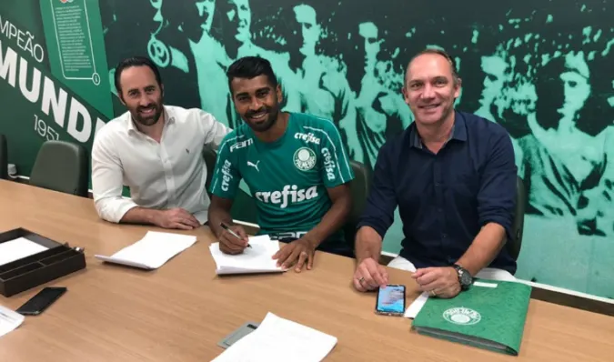 Thiago Santos renova contrato com Palmeiras por mais quatro anos