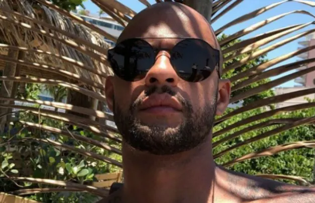 Felipe Melo deixa seu futuro com agente: 'Estou na praia, de férias'