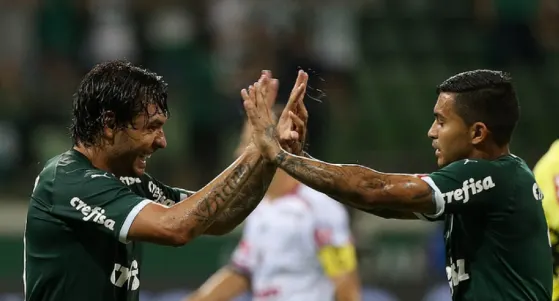 Simplicidade, presença de área e gols: Goulart brilha na estreia como titular