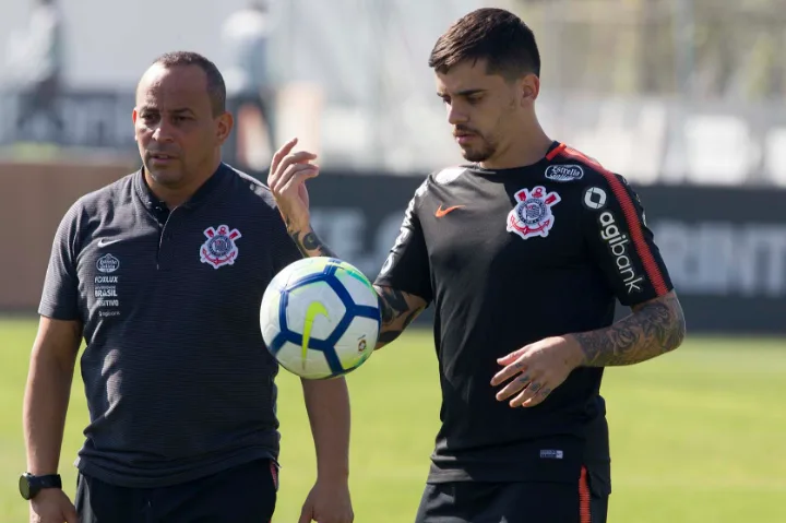 Fagner volta a treinar no Timão, e torcedor cobra Andrés