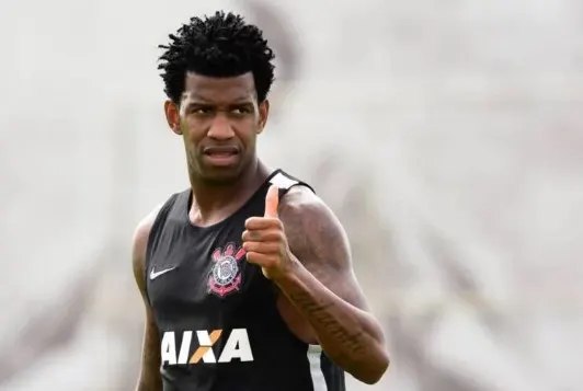 Diretor do Corinthians confirma acerto com Gil e revela proposta por Romero