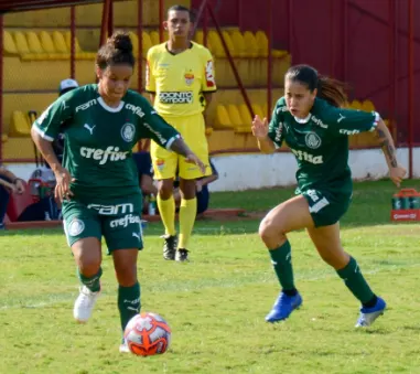 Com dois gols da zagueira Camila, Palmeiras vence Ponte no Paulista