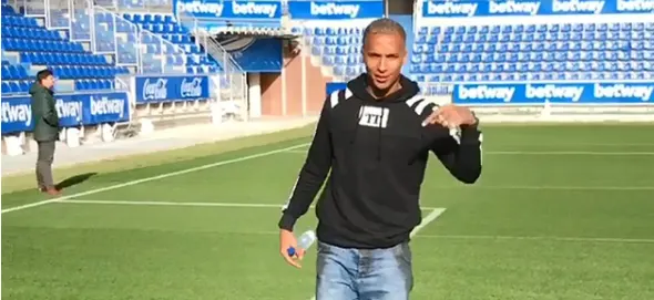 Deyverson aproveita férias pela Espanha e grava vídeo em estádio onde marcou contra Real Madrid