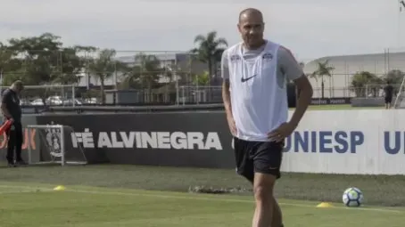 Atacante Roger rescinde contrato e não joga mais pelo Corinthians