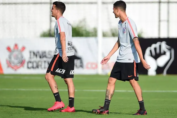 Corinthians recebe propostas e deve liberar meia-atacante