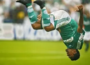 Ex-centroavante do Palmeiras manda recado a Deyverson após expulsão