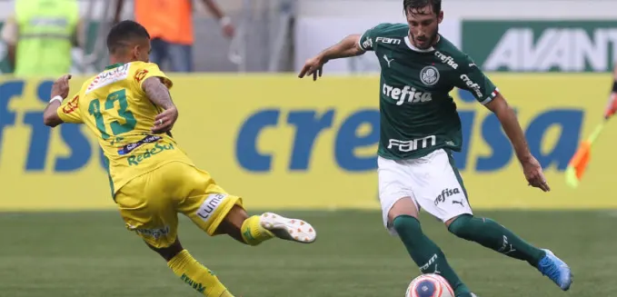 Matías Viña, lateral do Palmeiras, entra na mira do Milan, diz site