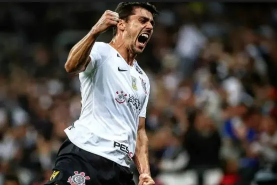 [ENQUETE] Caso negociação com Arana não ocorra, Danilo Avelar tem futebol para ocupar  a lateral do Timão?