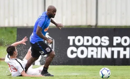 Boselli perde pênalti e Love dá vitória ao Corinthians em jogo-treino