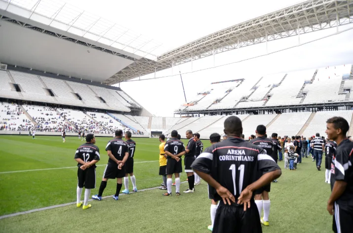 Há seis anos, operários da Arena Corinthians celebraram Dia do Trabalho com jogo no estádio