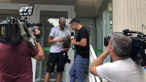 Carona com Deyverson: atacante do Palmeiras abre sua casa e dá show em frente às câmeras
