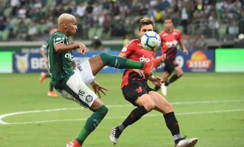 Com gol de Veiga, Palmeiras bate Athletico-PR e mantém liderança