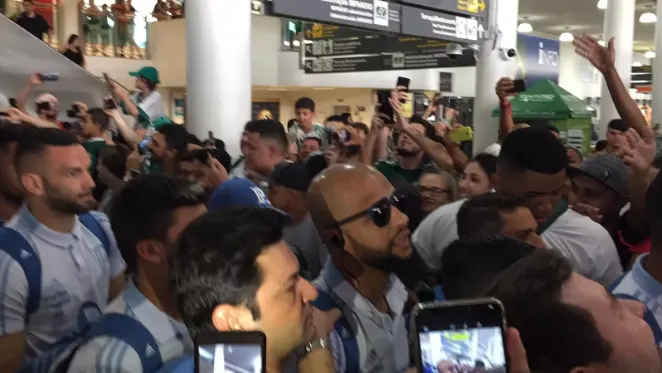 Palmeiras desembarca em Londrina com festa da torcida e Moisés relacionado