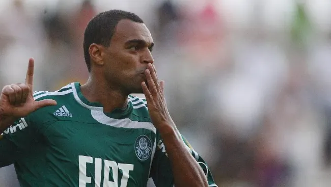 Palmeiras faz acordo na Justiça e indenizará Denilson por direitos de arena