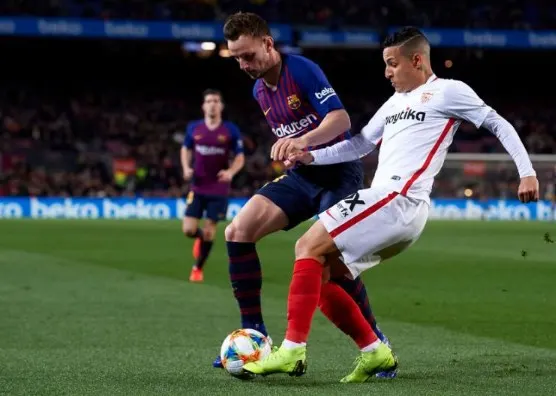 Sevilla muda pedida por Arana e aguarda Corinthians