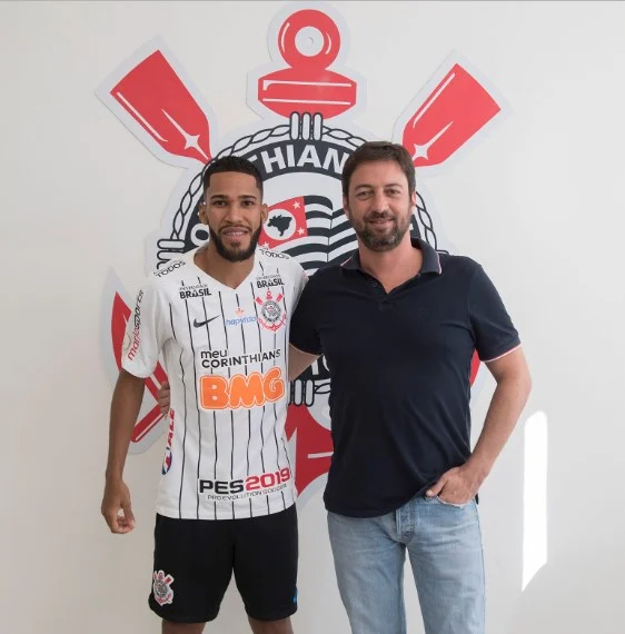 Corinthians anuncia a contratação do atacante Everaldo
