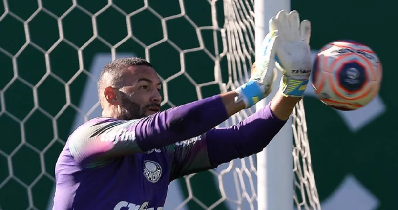 Weverton é poupado contra o Flu e Felipe Melo fora por quatro jogos