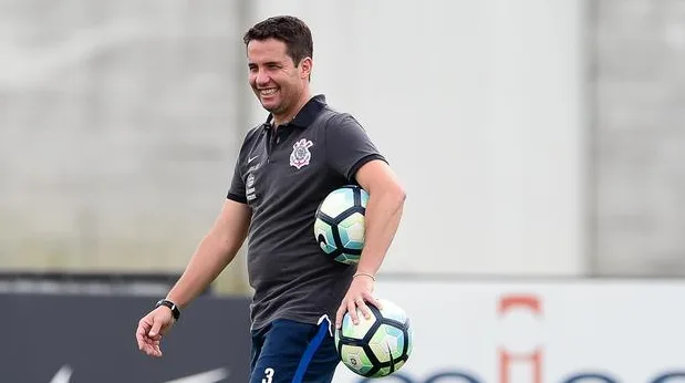 Corinthians recusa novas propostas e analisa mercado 