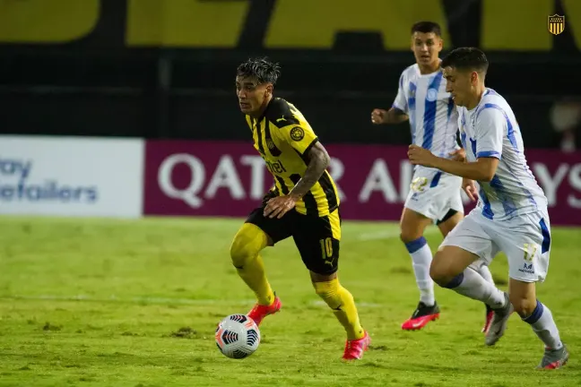 Após goleada, Peñarol completa grupo do Corinthians na Sul-Americana