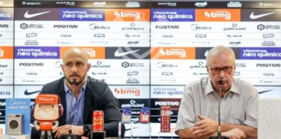 Roberto de Andrade, diretor de futebol do Corinthians, fala de possível contratação de atacante; saiba mais