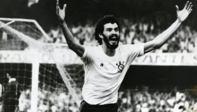 Sócrates faria 66 anos nesta quarta-feira; relembre carreira da lenda corintiana