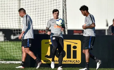 Gil ganha vaga de Henrique no primeiro treino com o elenco do Corinthians