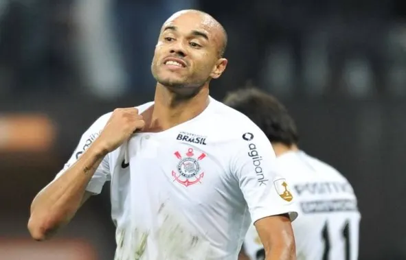 Roger segue recebendo do Corinthians