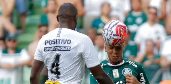 Palmeiras multa Deyverson em R$ 350 mil por expulsão contra o Corinthians