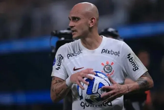 VILÃO? Fábio Santos é alvo dos internautas e eliminação da Sul-Americana é colocada na conta do lateral-esquerdo