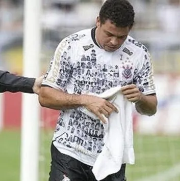 Ex-cartola diz que Ronaldo simulou lesão para não 