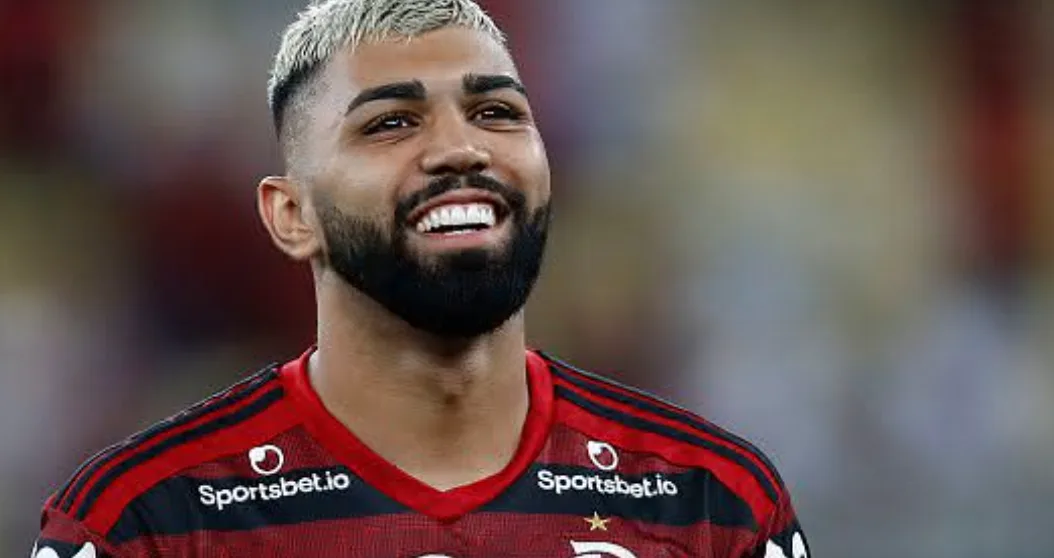 Gabigol assina com Palmeiras por 3 anos e  R$78 milhões em salários