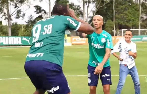 No Palmeiras, Bolt imita Gustagol e 