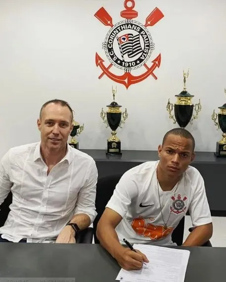 Destaque do sub-20 renova contrato com o Corinthians até 2022