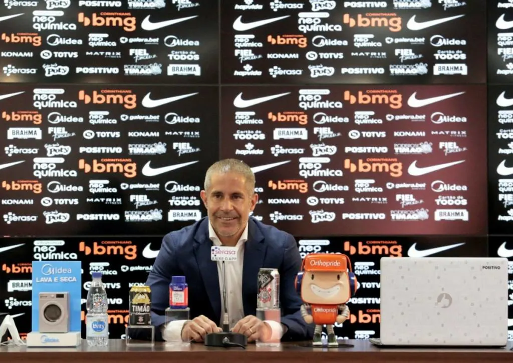 Diretoria do clube se contradiz ao contratar Sylvinho