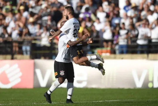 Clayson “renasce” com gol e recebe apoio de Carille no Corinthians