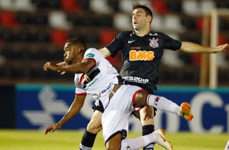 Boselli marca 1º gol e garante vitória em jogo sofrível do Corinthians