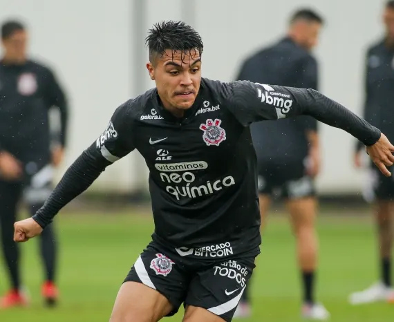 Roni treina com o grupo e se aproxima de retorno no Corinthians 