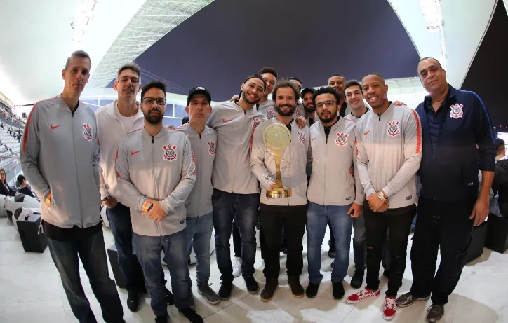 Basquete do Timão acompanha vitória contra o Cruzeiro na Arena Corinthians