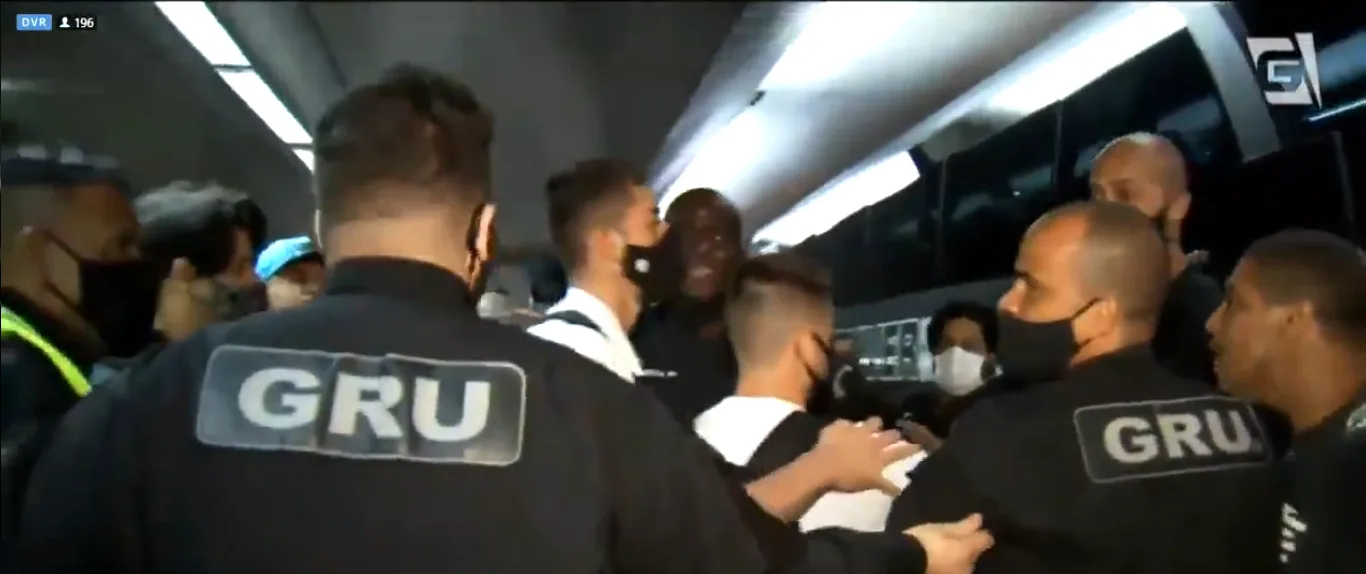 Corinthians é recebido com protesto no aeroporto, vídeos mostram jogadores correndo para o ônibus