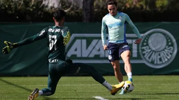 De volta: Raphael Veiga treina sem limitações no Palmeiras e pode voltar contra o Avaí