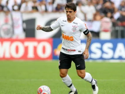 Corinthians perde Fagner e tem retorno de Araos para pegar o Atlético-GO