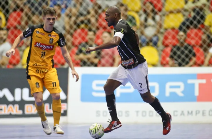 Ídolo e capitão do futsal alvinegro, Nenê renova contrato com o Corinthians